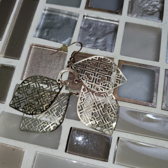 Vtg 1980s Leaf Earrings - Picture 5 of 5